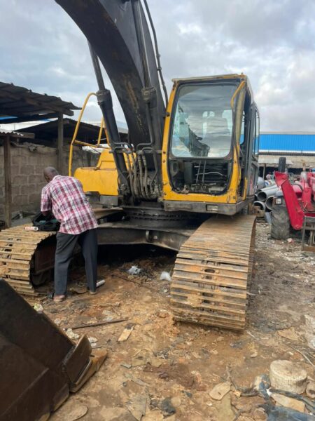 Pelle Volvo à louer