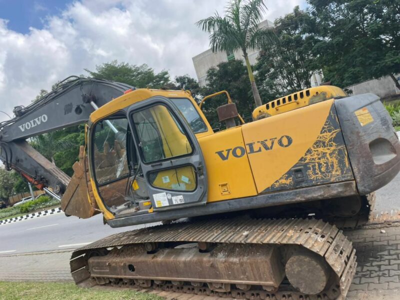 Pelle Volvo à louer