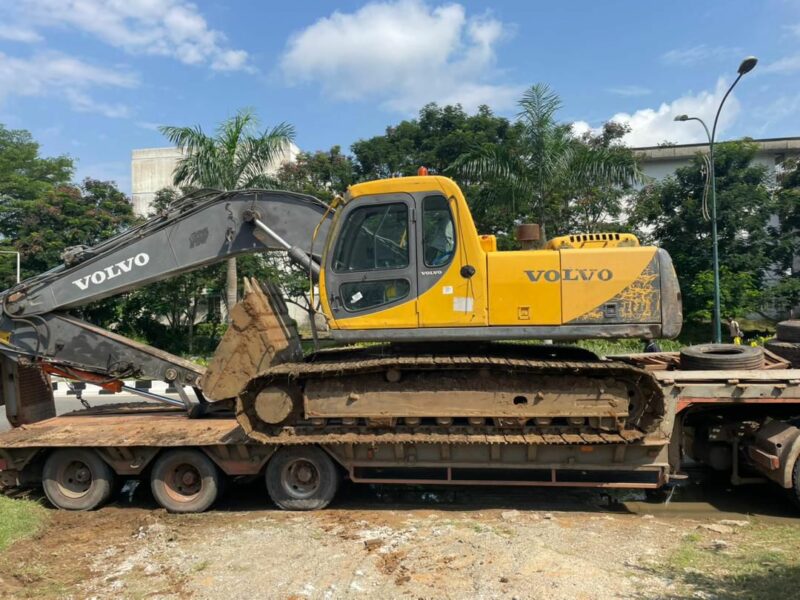 Pelle Volvo à louer