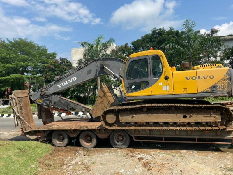 Pelle Volvo à louer