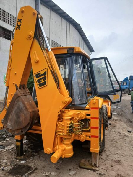 Tractopelle à louer